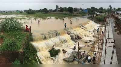 பம்மாத்துகுளம் ஏரி தண்ணீரால் மூழ்கிப்போன பொத்தூர் சாலை!