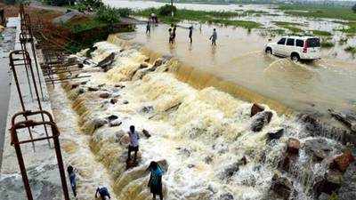 Chennai: Incessant rain makes Pammathukulam lake overflow 