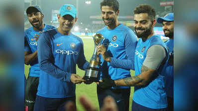 IND vs NZ: अंतिम मैच खेल रहे आशीष नेहरा को भारतीय टीम ने किया सम्मानित