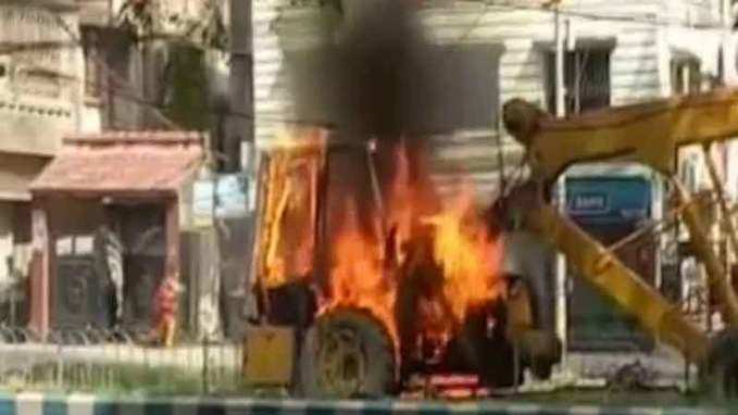 Locals set crane on fire after it crushes girl to death in Kolkata 