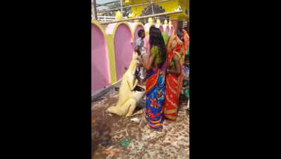 देखें: कंगारूनुमा डस्टबिन की पूजा कर रहीं महिलाएं!