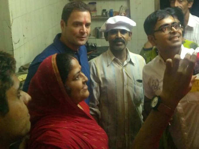 कुक के परिवार के साथ सेल्फी खिंचवाते राहुल गांधी