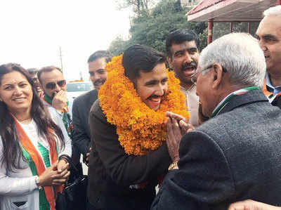 हिमाचल चुनाव: बेटे के राजनीतिक करियर के लिए वीरभद्र सिंह के दोस्त बने चुनौती