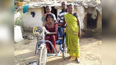 दुर्ग: दिव्यांग नीरा को मिली तिपहिया साइकल और टॉइलट की सौगात