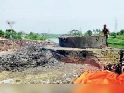 বানতলায় বেআইনি প্লাস্টিক নিয়ে ক্ষোভ