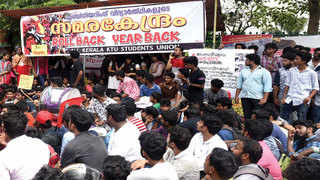 Thiruvananthapuram: Students protest against KTUs year back exam system 