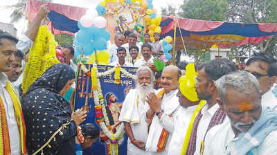 ಬಂಕಾಪುರದಿಂದ ಬಾಡ ಗ್ರಾಮಕ್ಕೆ ಮೆರವಣಿಗೆ