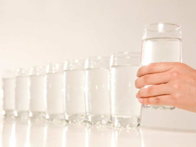हर दिन 8 ग्लास पानी पीना चाहिए