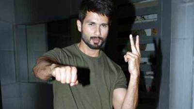 Shahid loses out magazine covers due to starry tantrums 