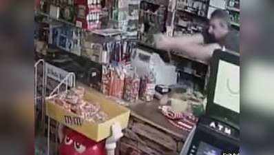 अमेरिका में एक दुकानदार ने तीन नकाबपोश लुटेरों को भागने पर किया मजबूर