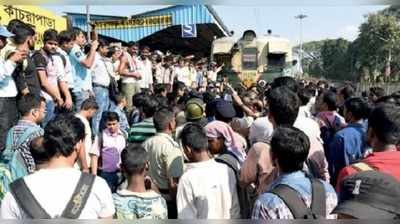 রেল অবরোধ কাঁচরাপাড়া-হালিশহরে