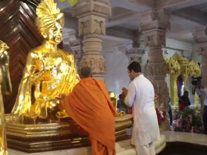 मंदिर में पूजा करते राहुल गांधी