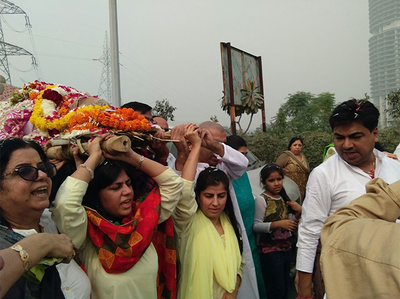 परंपरा तोड़ गुटखा किंग लालवानी की बेटियों ने दिया पिता को कंधा