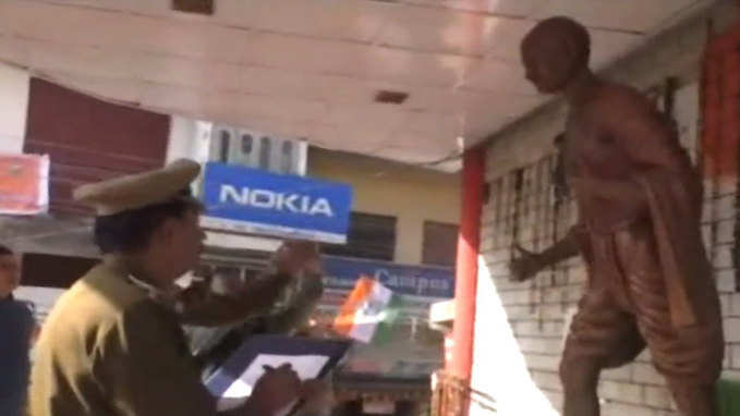 Hamirpur: Miscreants desecrate Mahatma Gandhi’s statue 