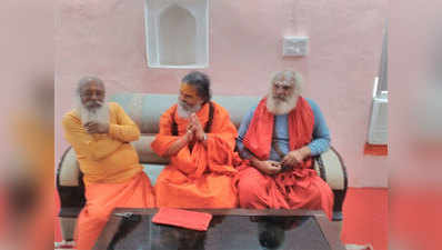 श्री श्री रविशंकर मंदिर-मस्जिद विवाद नहीं सुलझा सकते: महंत नरेंद्र गिरि