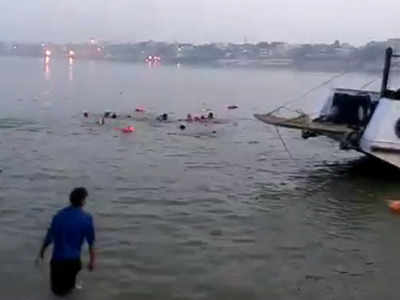 కృష్ణా నదిలో బోటు బోల్తా.. 30 మంది గల్లంతు