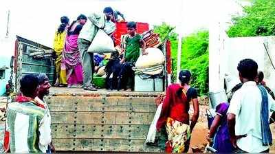 ಕೂಲಿ ಅರಸಿ ಮಕ್ಕಳೊಂದಿಗೆ ಗುಳೆ ಹೊರಟ ಜನ