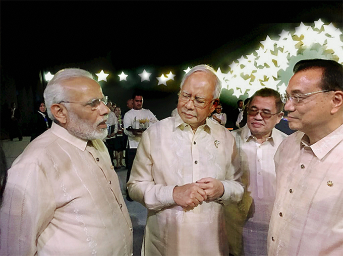 मलयेशिया के प्रधानमंत्री के साथ मोदी