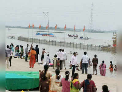 కృష్ణా నదిలో పడవ బోల్తా: 21 మంది మృతి