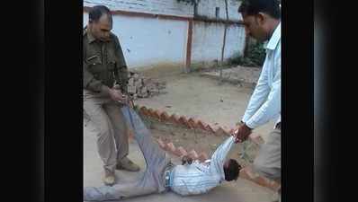 जमीन पर घसीटते हुए युवक को थाने ले गई पुलिस