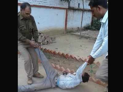 जमीन पर घसीटते हुए युवक को थाने ले गई पुलिस