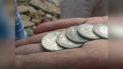 पुरानी हवेली से निकले 100 साल पुराने चांदी के सिक्के