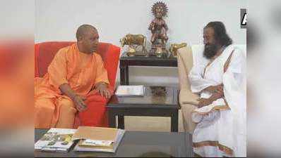 राम मंदिर विवाद: श्री श्री रविशंकर ने यूपी सीएम योगी से की मुलाकात, अयोध्या पक्षकारों से कल मिलेंगे
