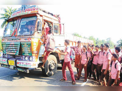 ಲಾರಿ ಏರಿ ಹೊರಟರು ಶಾಲೆಗೆ