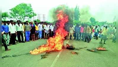 ಮೂವರ ಸಾವು: ಟೈರ್‌ಗೆ ಬೆಂಕಿ ಹಚ್ಚಿ ಪ್ರತಿಭಟನೆ