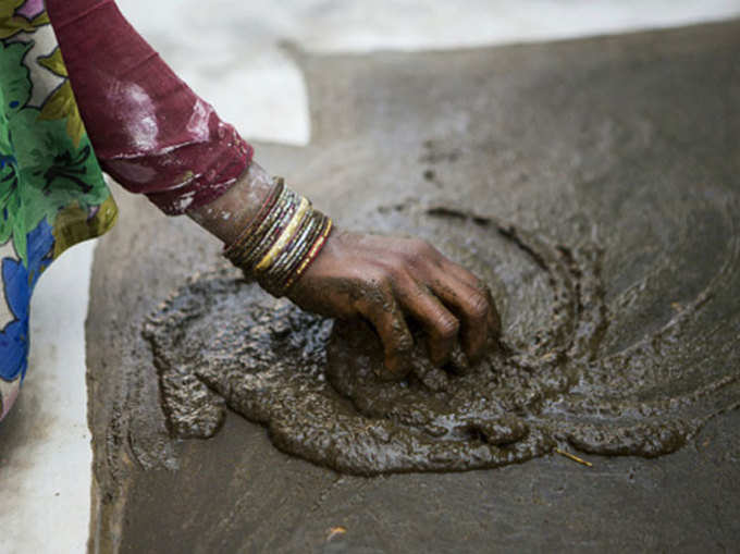 गाय के गोबर से फर्श को लीपना