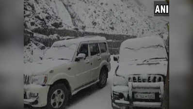 जम्मू-कश्मीर: भारी बर्फबारी से चांदी सा चमका पीर पंजाल, मुगल रोड बंद