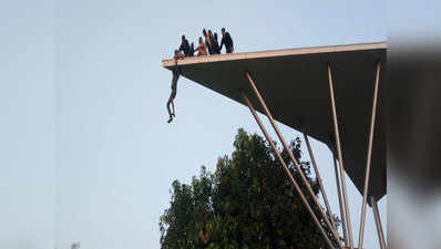 बिल्डिंग की छत पर चढ़ा चोर, पुलिस को खूब छकाया, पकड़ा गया
