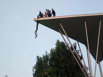 बिल्डिंग की छत पर चढ़ा चोर, पुलिस को खूब छकाया, पकड़ा गया