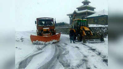 जम्मू : भारी बर्फबारी के बाद मुगल रोड लगातार दूसरे दिन भी बंद