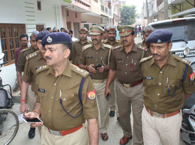 सूचना पाकर मौके पर पहुंचे पुलिस अधिकारी