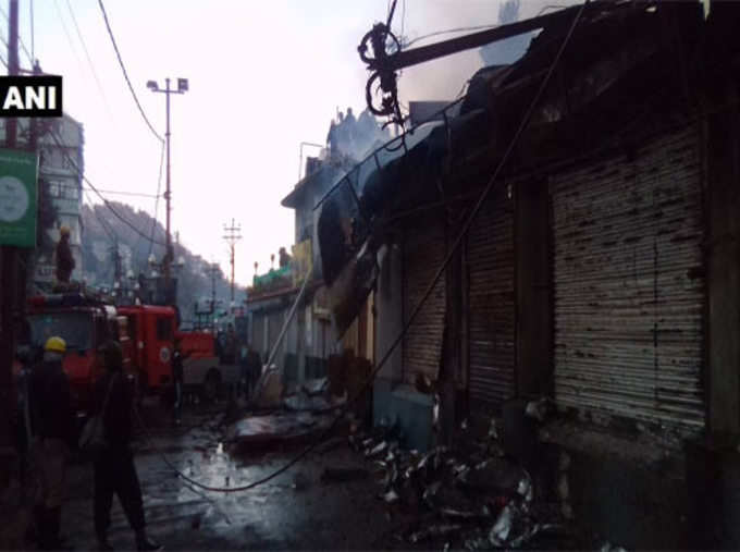 पश्चिम बंगालः दार्जिलिंगमधील नेहरू रोडवर सहा दुकानांना आग, अग्निशमन दलाच्या ४ गाड्या घटनास्थळी.