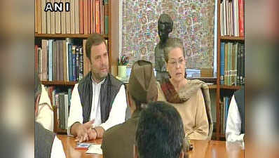 राहुल की ताजपोशी के लिए बैठक से पहले कांग्रेस को गुजरात में लगे दो झटके