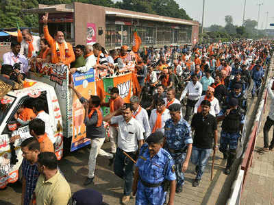 गुजरात चुनाव: पाटीदारों के गढ़ में बीजेपी प्रत्याशी ने निकाली विशाल रैली, किया नामांकन
