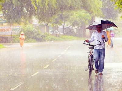 फुहारों से बदला मुंबई का मौसम, रहें सतर्क