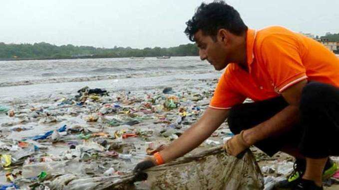 Versova beach clean-up suspended as crusader Afroz Shah alleges abuse by goons 