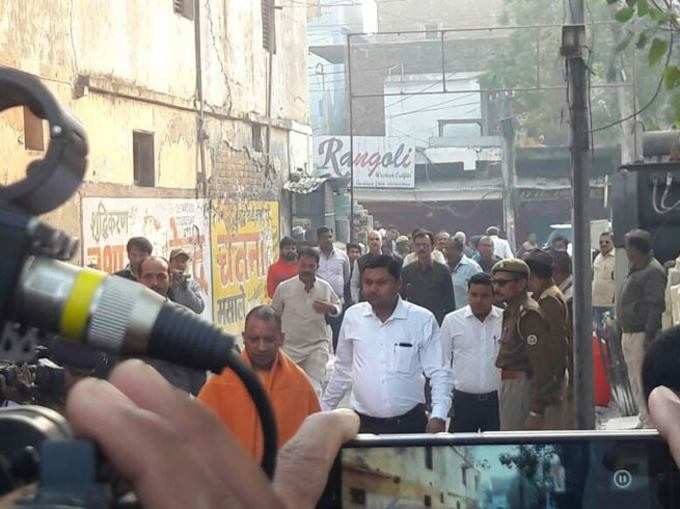 गोरखपुर में वोट डालने सीएम योगी भी पहुंचे