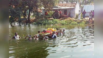 உயிரை பணயம் வைத்து உடலடக்கம் செய்யும்
கிராமத்தினர்.!