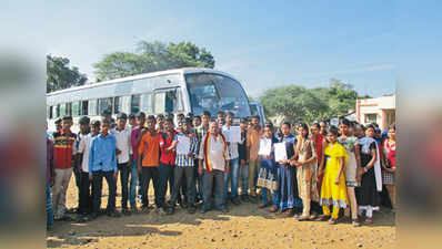 ಬಸ್‌ ಆರಂಭಿಸಲು ಒತ್ತಾಯಿಸಿ ಪ್ರತಿಭಟನೆ