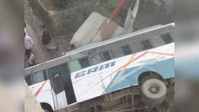 हरदोई: रेलिंग तोड़ पुल से गिरी बस, 2 की मौत, 15 घायल