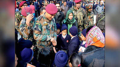 पूर्व कप्तान एमएस धोनी ने किया श्रीनगर आर्मी स्कूल का सरप्राइज दौरा