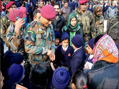 पूर्व कप्तान एमएस धोनी ने किया श्रीनगर आर्मी स्कूल का सरप्राइज दौरा