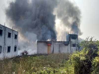 বাইপাসে জুতোর কারখানায় ভয়াবহ আগুন, ৭টি ইঞ্জিনের চেষ্টায় নিয়ন্ত্রণে