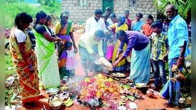 ಚಾ.ನಗರ: ಹುತ್ತಕ್ಕೆ ಹಾಲು ಕೋಳಿ ರಕ್ತದ ನೈವೇದ್ಯ