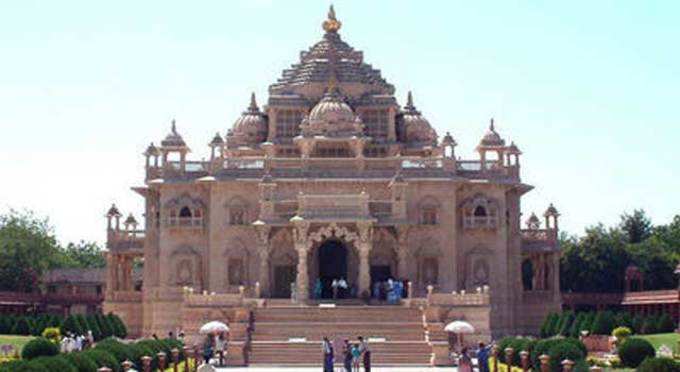24 सितंबर 2002, भारत: गुजरात में गांधीनगर स्थित अक्षरधाम मंदिर पर आतंकी हमले में 30 लोगों की मौत हो गई।