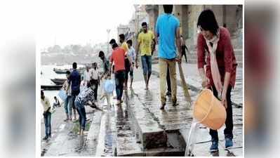 ঘাট সাফাইয়ের জন্য কাশী বাহবা দিচ্ছে এক নাগা-কন্যাকে